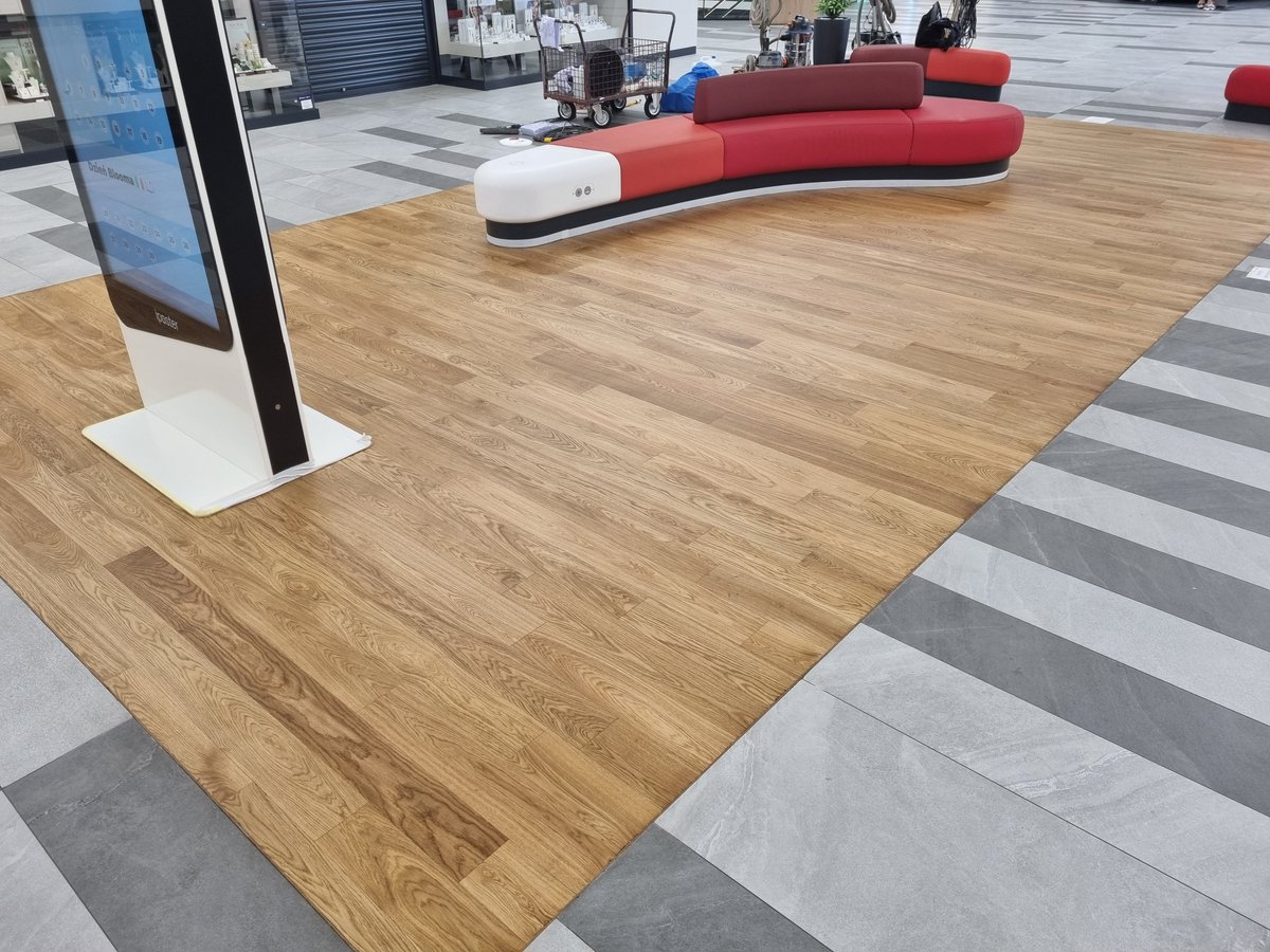 cbortnowski's tweet photo. PARKIET w GALERII FOCUS MALL w ZIELONEJ GÓRZE. Kiedy ci bardziej wierzący rozrzucali kwiatki po ulicach, moja ekipa kończyła parkiety obiektowe w zielonogórskiej galerii. Jest nowy lakier jest moc.
Jutro wizytacja właścicieli obiektu. Przylatują specjalnie z RPA https://t.co/rrAcGwoude