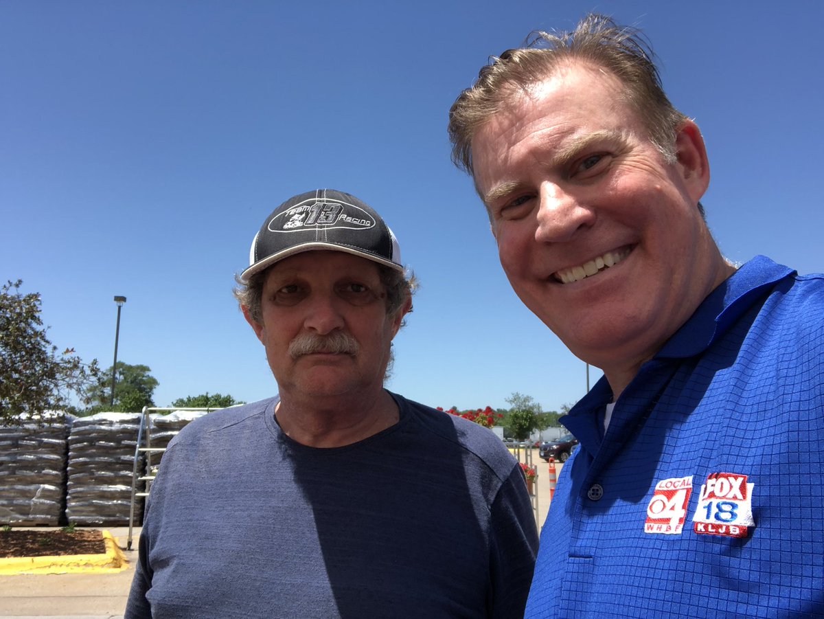 It’s great to see so much kindness, giving and caring at the Moline Fareway Stores (Moline, IL) for the River Bend Food Bank. It’s not too late to help and make a donation. We’re at all the QC Fareways until 6:30 this evening and back tomorrow. #NexstarCares #NexstarNation