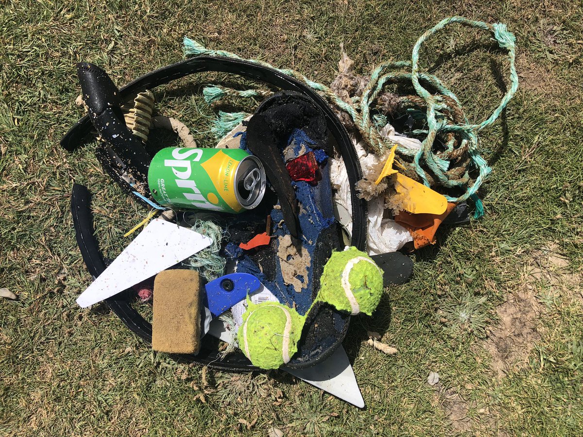 DPJMills's tweet photo. Life doesn’t have to be sophisticated to be deeply satisfying. A couple of hours pottering on low-tide #Croyde reef - looking in rockpools, searching for sea glass, picking up plastic & building pebble towers.
Just bliss!
#2minutebeachclean #twominutebeachclean #happy https://t.co/Ue0VMpPEoY