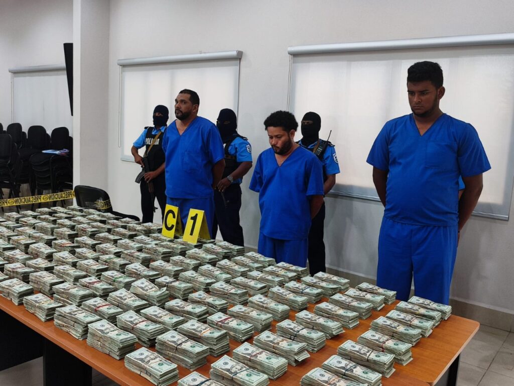 Nicaragua905's tweet photo. #LaRed905 Policía Nacional incautó casi un millón de dólares, que eran trasladas en dos camionetas que retenidas en el kilómetro 193.5 de la Carretera Panamericana Norte del municipio de Palacagüina.
#PoliciaNacional
#Incauto
#madriz
⬇️⬇️⬇️
Leer más: https://t.co/QnvS87YyIg https://t.co/rXRcFbIpq5