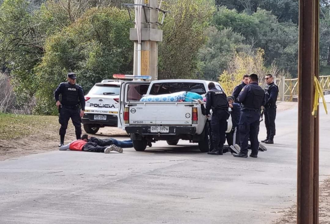 radioyi960's tweet photo. #Escapando
 Sobre las primeras horas de la tarde, en Puente Viejo de Durazno, la Policía dio captura a cuatro sujetos de Montevideo con profusos antecedentes judiciales. 

Eran requeridos y fueron identificados por la Policía local. Ampliaremos

 #LasBarbasEnRemojo 

#Periodismo https://t.co/FflHTdyNo5
