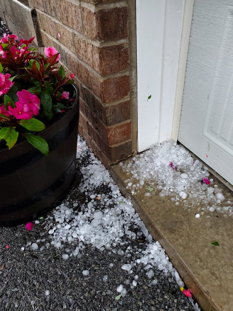 arachunok's tweet photo. @FLX_Weather Farmington. Can confirm siding damage as well https://t.co/XLtxABRnvX
