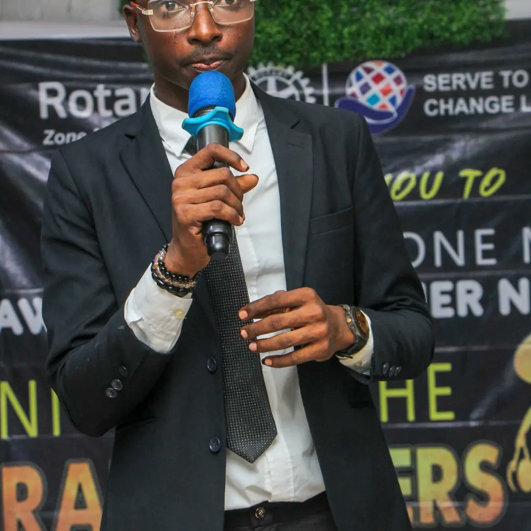zonemd9110's tweet photo. The last performance was from Ushab A member of Rotaract club of Lasu,  as he perform on stage his hit music 🎵 https://t.co/XWVgiPSWFg