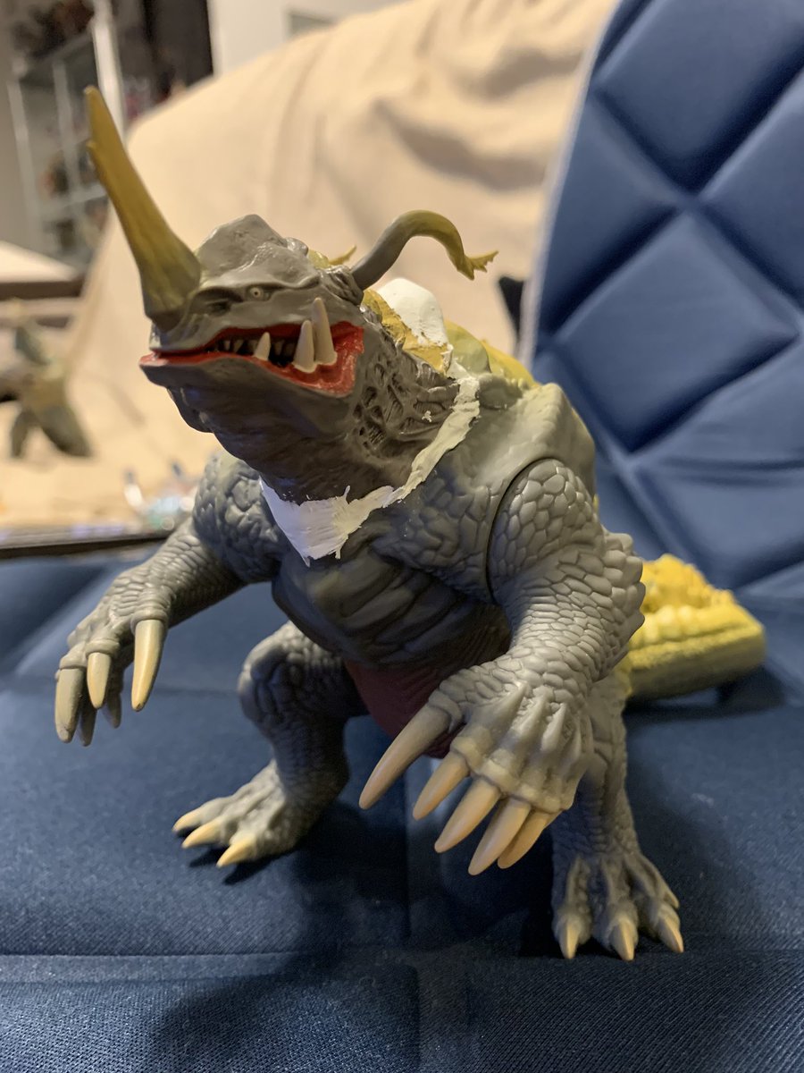 弟がネロンガヘッドマグネット送ってくれたので、早速ネロンガソフビに