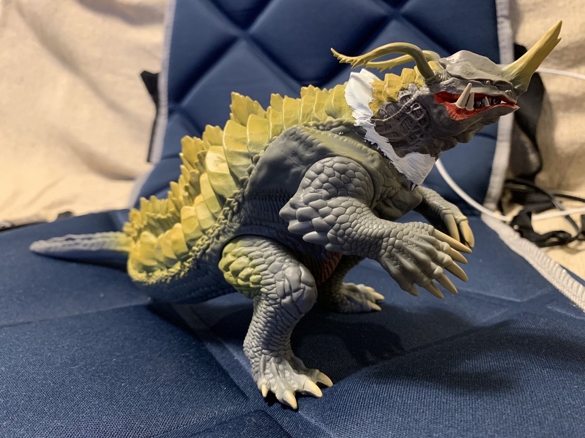 弟がネロンガヘッドマグネット送ってくれたので、早速ネロンガソフビに