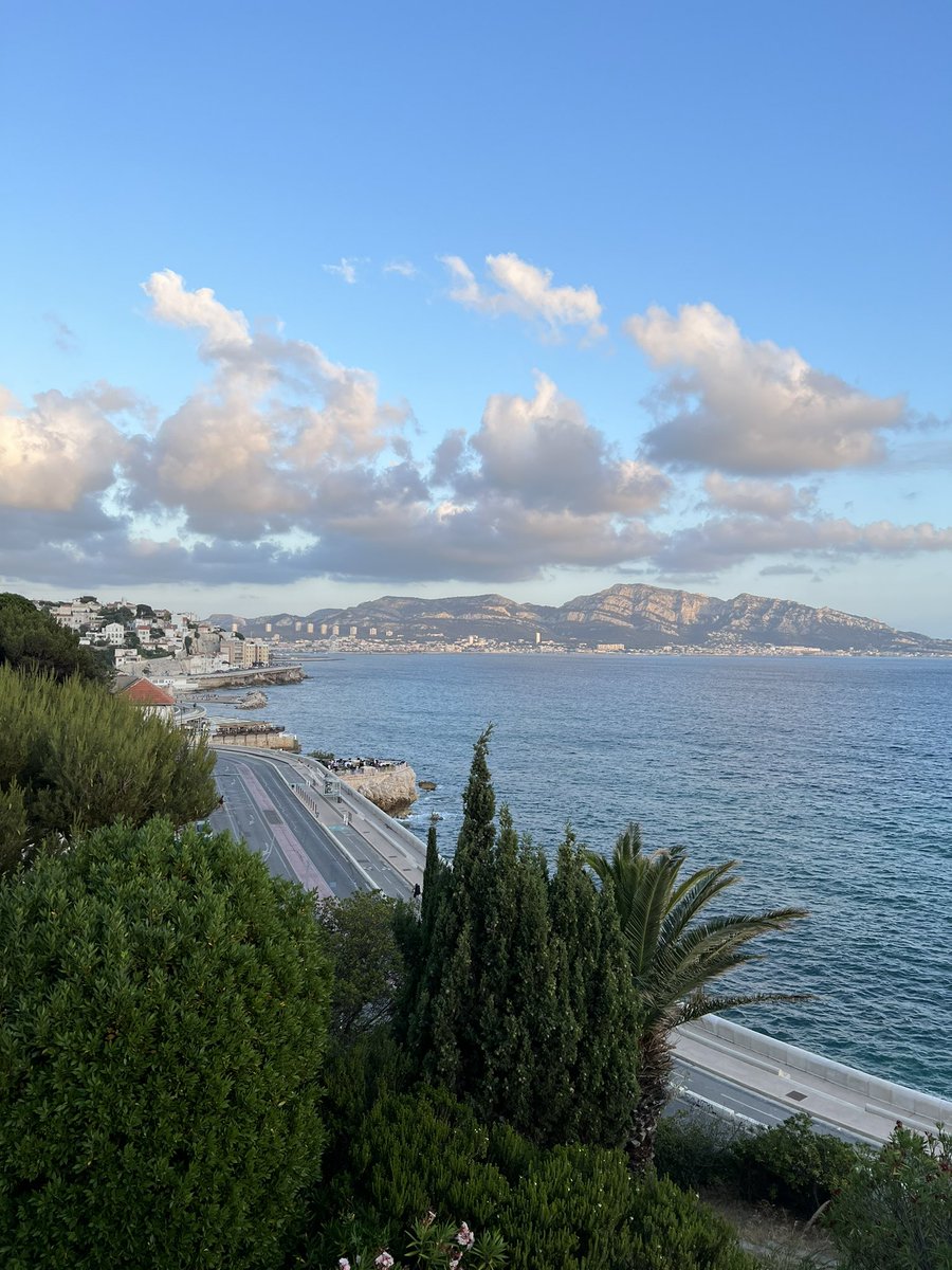 TomReynaud1789's tweet photo. Dans quelques mois, @GroupeIliad franchira le seuil des 1000 collaborateurs dans la ville de @marseille. C’est tout cela que l’on célébrait hier soir sur la #CornicheKennedy 🇪🇺🙏@Jaguar_Network #certicall #Freemobile @BenoitPayan @ThibautGuilluy https://t.co/JOiSffMQSa