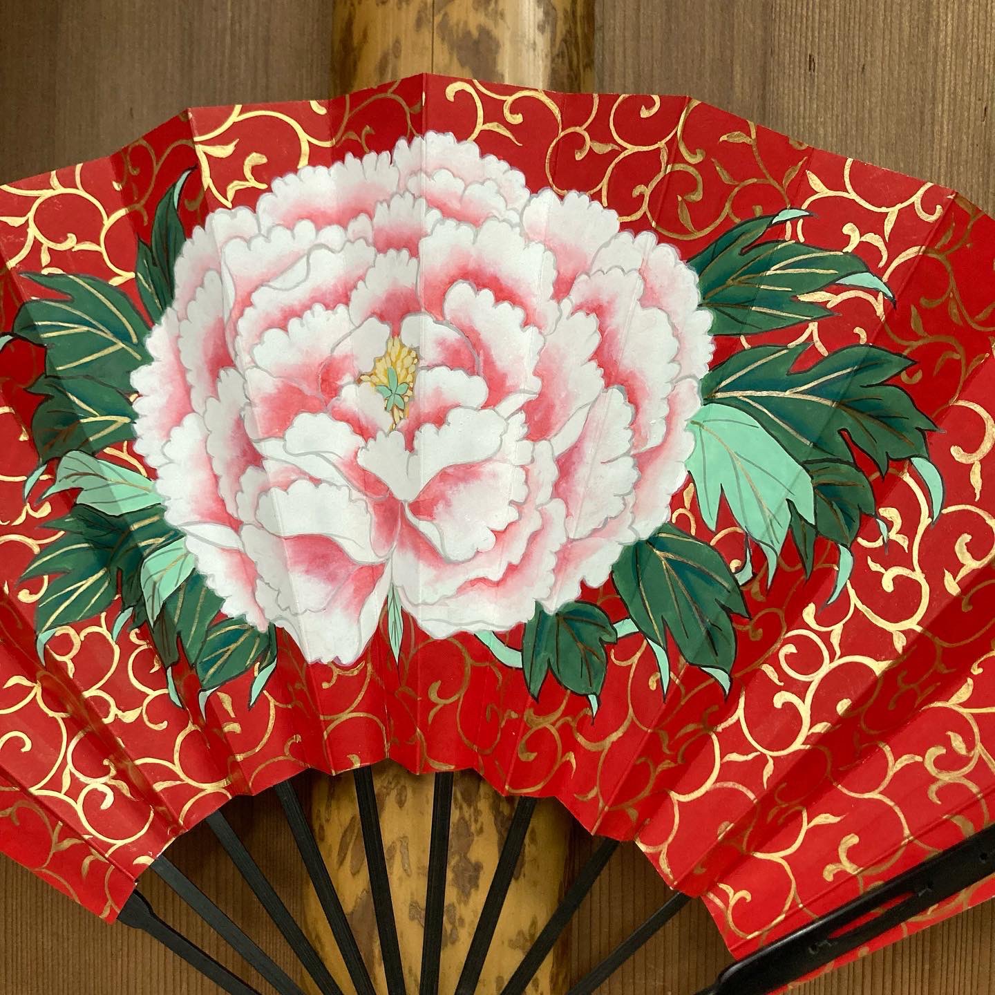 金もみ松に紅葉の柄　金もみ額紫陽花の柄仕舞扇 金もみ松に紅葉の柄 金もみ額紫陽花の柄仕舞扇