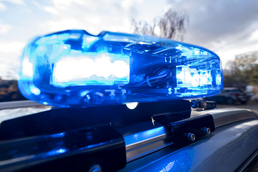 PoliceNationale's tweet photo. [#PoliceSecours] À Saint-Dizier (52), 3 #policiers sauvent de la noyade une femme suicidaire dont le véhicule était plongé dans le canal. Ramenée consciente sur les berges du canal, elle a été prise en charge par les sapeurs-pompiers. https://t.co/bZvAKCnK0A