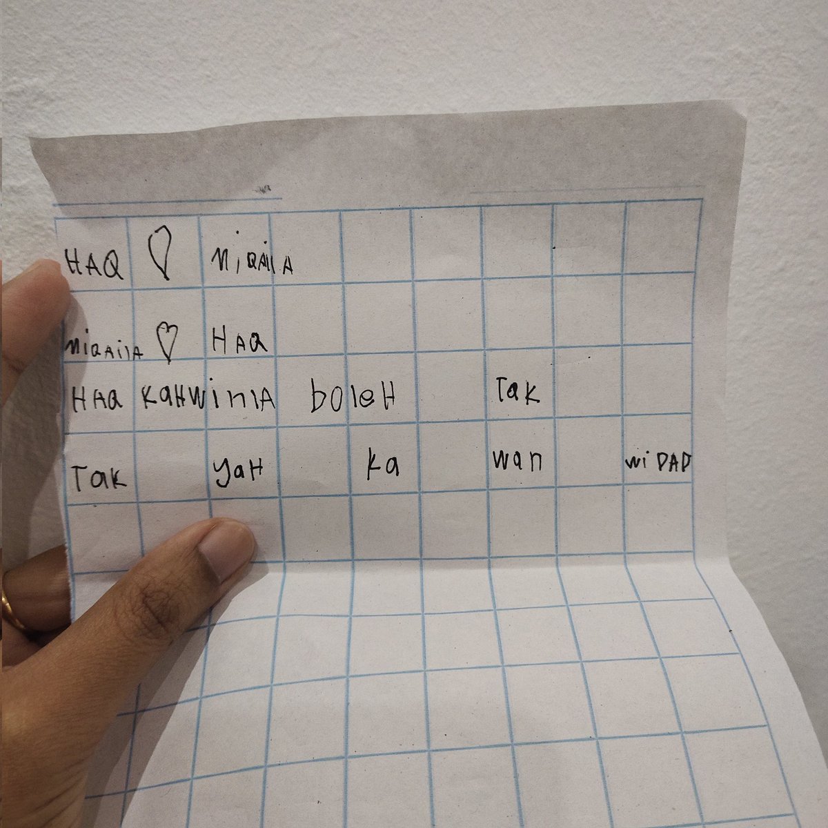 Jumpa surat cinta dalam beg sekolah anak. Nak bawak bagi surat cinta kat kawan.

#budakbudaksekarang