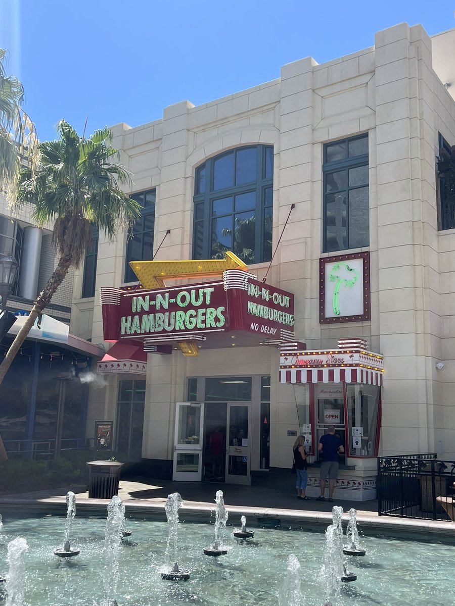 ThomasNeuert's tweet photo. To eat or not to eat? 🤔 @Innoutburger18 #innout https://t.co/4UaNkjA4A0