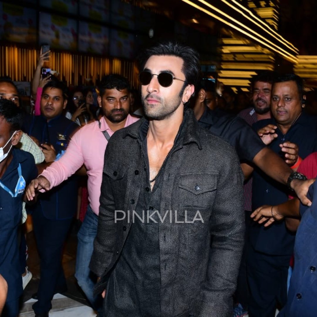 pinkvilla's tweet photo. Black love! 🤩🖤
#RanbirKapoor, #VaaniKapoor &amp; #SanjayDutt are all set for the #ShamsheraTrailer launch event. ⚡️

#Shamshera https://t.co/bDFMhdVJaT