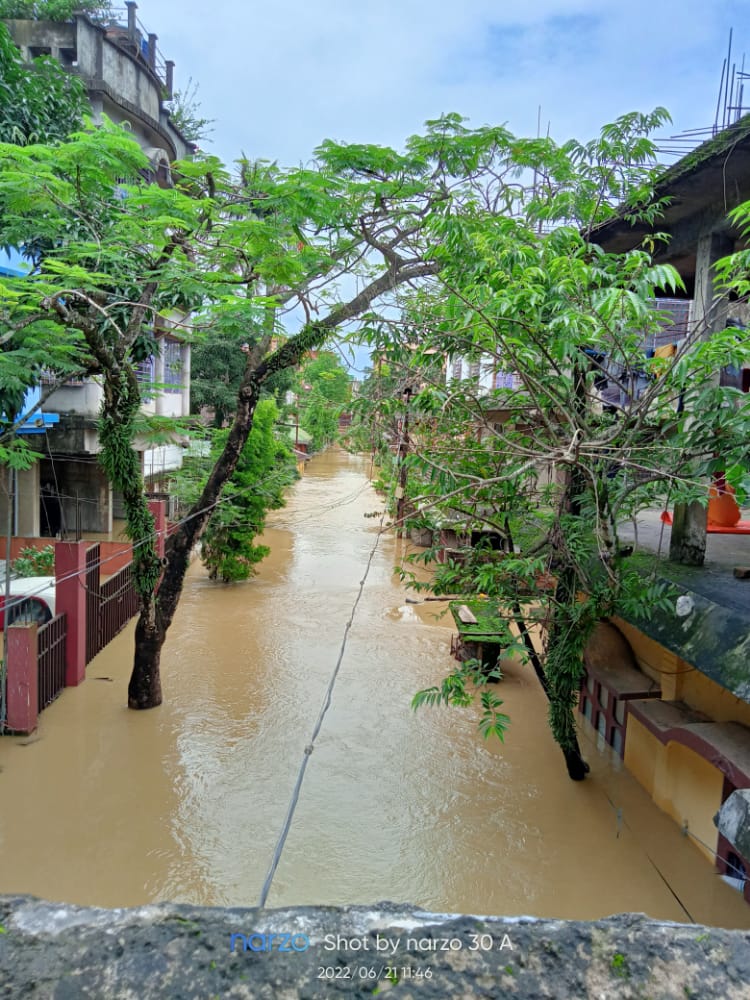 sonapurkayastha's tweet photo. @RNTata2000
Sir, I'm an existing employee of Tata Consultancy Services(@TCS) and want to bring it to your notice that my state ASSAM is submerged under the flood and #Silchar is witnessing the worst scenario in the history of Northeast India.🙏🙏🙏🙏
#silcharflood
#FloodinAssam https://t.co/nHKe25JMDf