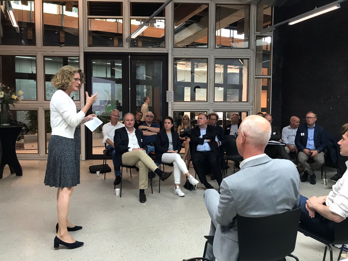 bankensector's tweet photo. Wat mogen #kleinzakelijke klanten van de bank  verwachten bij hun #financieringsaanvraag? Gezamenlijke #GedragscodeKleinzakelijkeFinanciering werkt positief, zegt @SEO_Onderzoek. Maar wat kan beter? Gisteren goede stakeholderdialoog, met welkomstwoord van NVB-vz @MedyvanderLaan https://t.co/i1fMZgoOx9