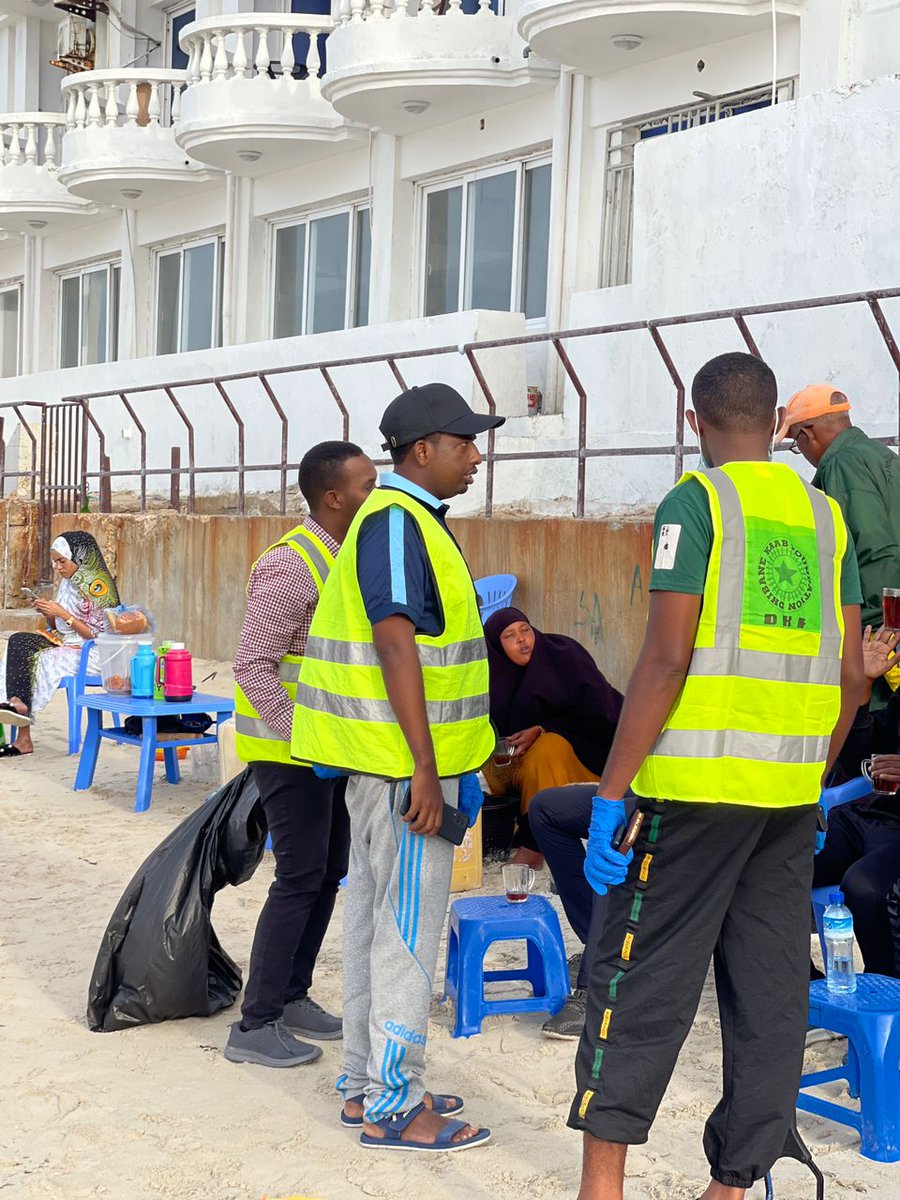 shabeelle252's tweet photo. Jimmy mubarak from liido beach #CleanYourEnvironment Youth-led Champaign clean your city.
Guulaysta dhalinyaro.
#somalia #Mogadishu https://t.co/fckOdJFvfd