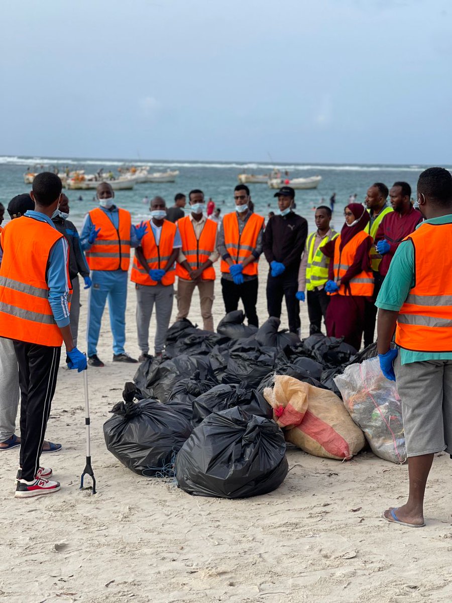 shabeelle252's tweet photo. Jimmy mubarak from liido beach #CleanYourEnvironment Youth-led Champaign clean your city.
Guulaysta dhalinyaro.
#somalia #Mogadishu https://t.co/fckOdJFvfd