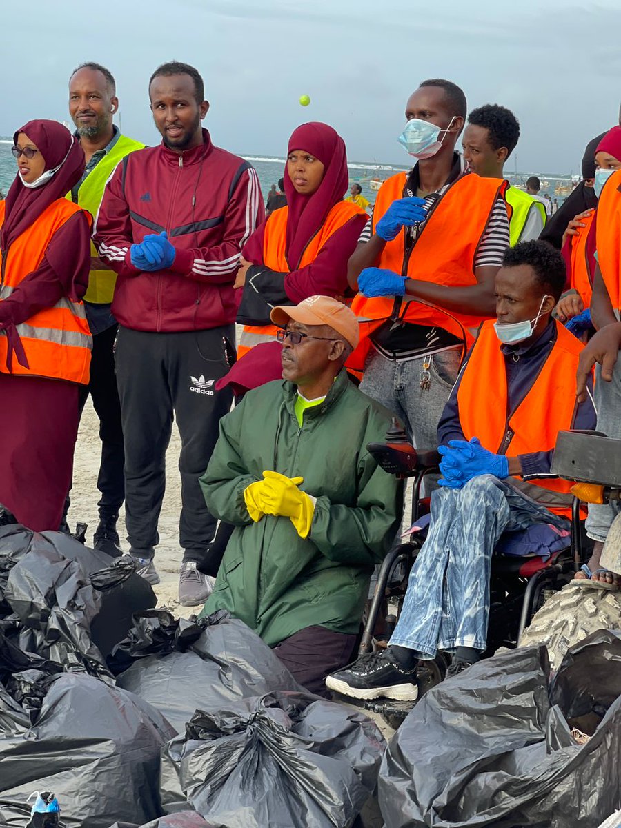 shabeelle252's tweet photo. Jimmy mubarak from liido beach #CleanYourEnvironment Youth-led Champaign clean your city.
Guulaysta dhalinyaro.
#somalia #Mogadishu https://t.co/fckOdJFvfd