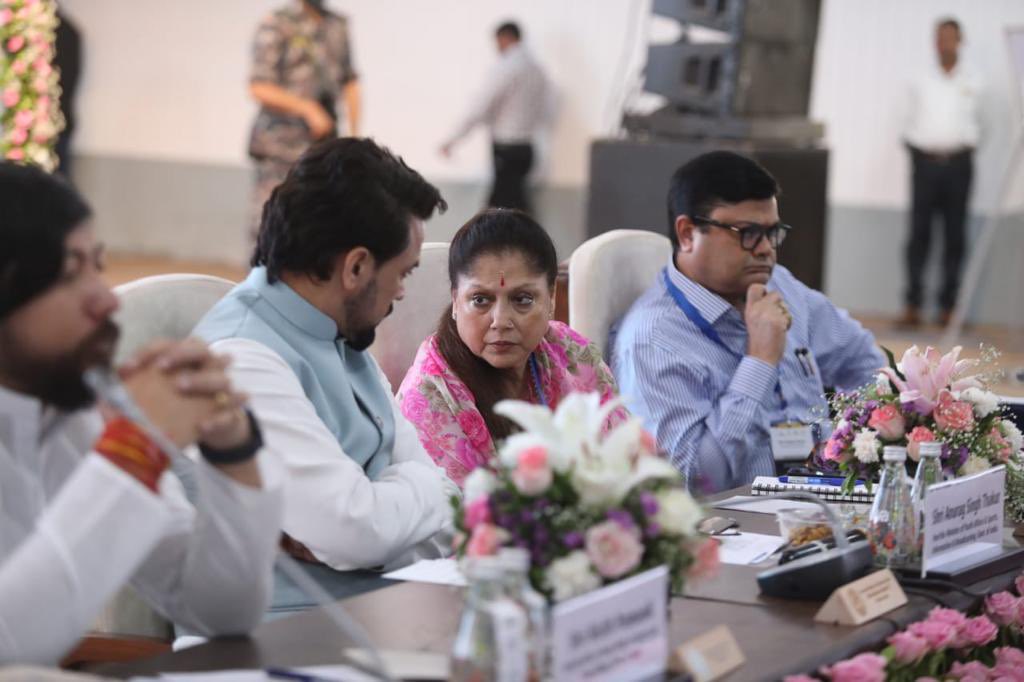 yashodhararaje's tweet photo. गुजरात में विभिन्न राज्यों/केंद्र शासित प्रदेशों के "खेल एवं युवा मामलों के मंत्रियों के राष्ट्रीय सम्मेलन" में शामिल होकर केंद्रीय मंत्री श्री @ianuragthakur जी का मार्गदर्शन प्राप्त किया एवं खेलों के विकास के लिए मध्यप्रदेश में किये जा रहे प्रयासों की जानकारी प्रदान की। https://t.co/r7J1rDBnKM