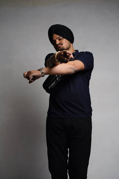 #SidhuMooseWala # trending no.1🔥

ਬੰਦੇ ਟੁੱਟਦੇ  ਵੇਖੇ ਤੇ ਮੈਂ ਤਾਰੇ ਵੀ 
ਜਿੰਨੇ ਸੁਪਨੇ ਵੇਖੇ ਉਹਨੇ ਮਾਰੇ ਵੀ

ਲਗਦੈ ਮੈਨੂੰ ਲੋਕ ਪਛਾਣਨ ਲੱਗੇ ਨੇ
ਪਰ ਮੈਂ ਕਾਫੀ ਮੰਦਾ ਸੁਣਿਆ ਆਪਣੇ ਬਾਰੇ ਵੀ।