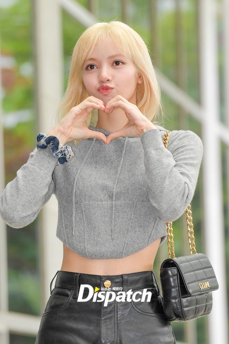 Selpink82's tweet photo. ขอคนละรีนะคะ 💗💗 #LisaTaehyungBogumXCELINE #LisaAimeParis #SafeflightLalisa https://t.co/bzHjuKH6dW