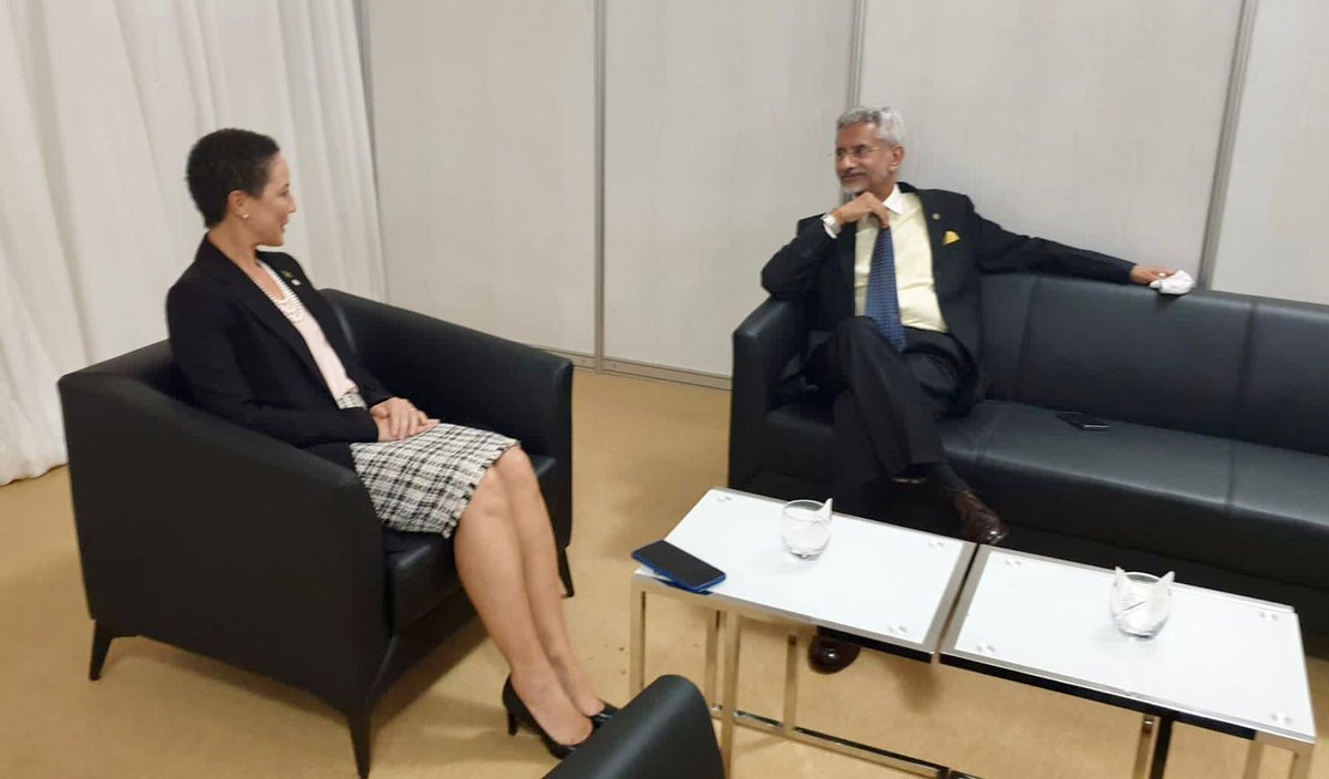 kaminajsmith's tweet photo. 1/2 So pleased to sit and hold discussions with H.E. Dr. S. Jaishankar @DrSJaishankar, Indian Foreign Minister, in the margins of the Foreign Affairs Ministers Meeting at #CHOGM2022.
#KJSforCSG https://t.co/PstCWITjIc