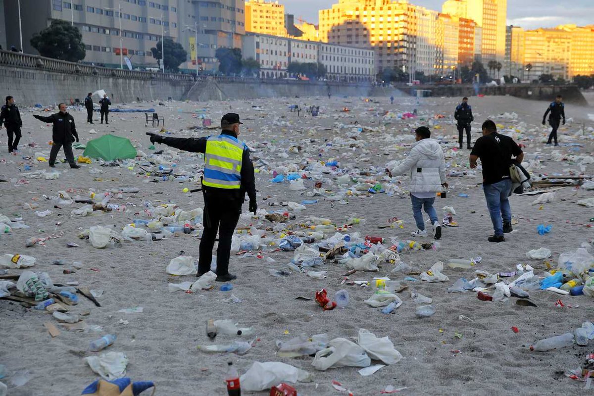 🔴 Así amaneció Orzán y Riazor tras la noche de San Xoán. La triste imagen de la basura se vuelve a repetir pese al refuerzo por instalar más contenedores