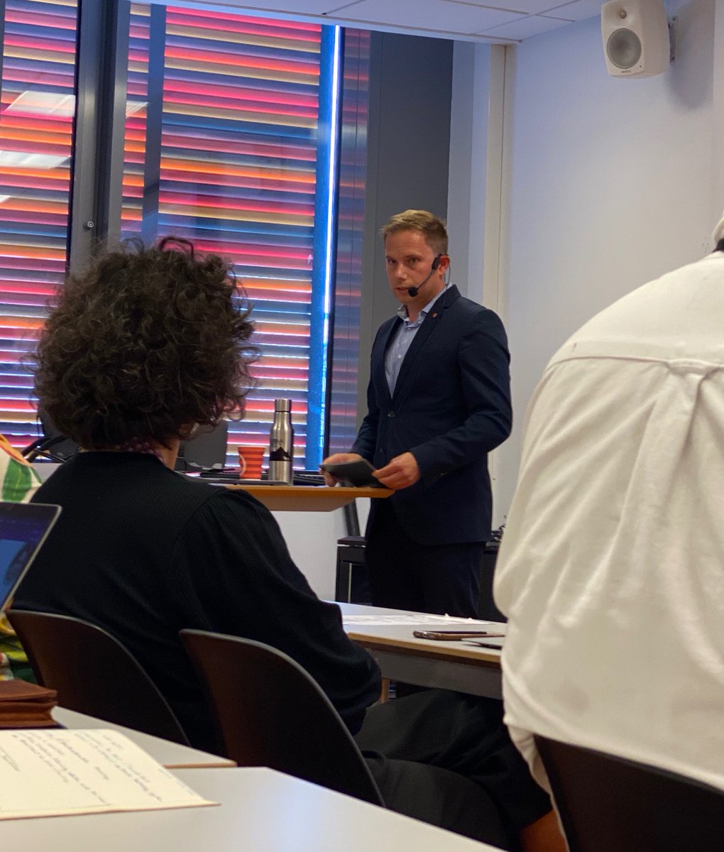 AlexMahadevan's tweet photo. You know you’ve got an important track at #GlobalFact9 when Halvard Hølleland, Norwegian State Secretary of Education, shows up to discuss #medialiteracy. https://t.co/9FD8a4Mfne