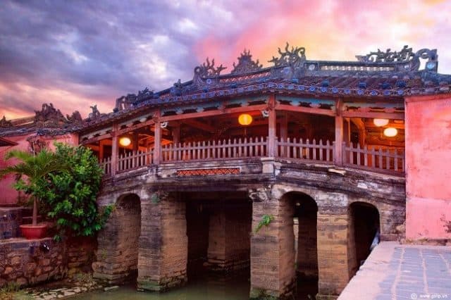 crystabaya's tweet photo. 💶 Fun fact: Do you know what is printed in the polymer money 20.000 VND? Yeah, that is it, the Bridge Pagoda!!!

🏯 The pagoda attracts visitors around the world thanks to its unique architecture and the mysterious story behind the construction.

#crystabaya  #HoiAn #CauChua https://t.co/tzKF4ikoJl