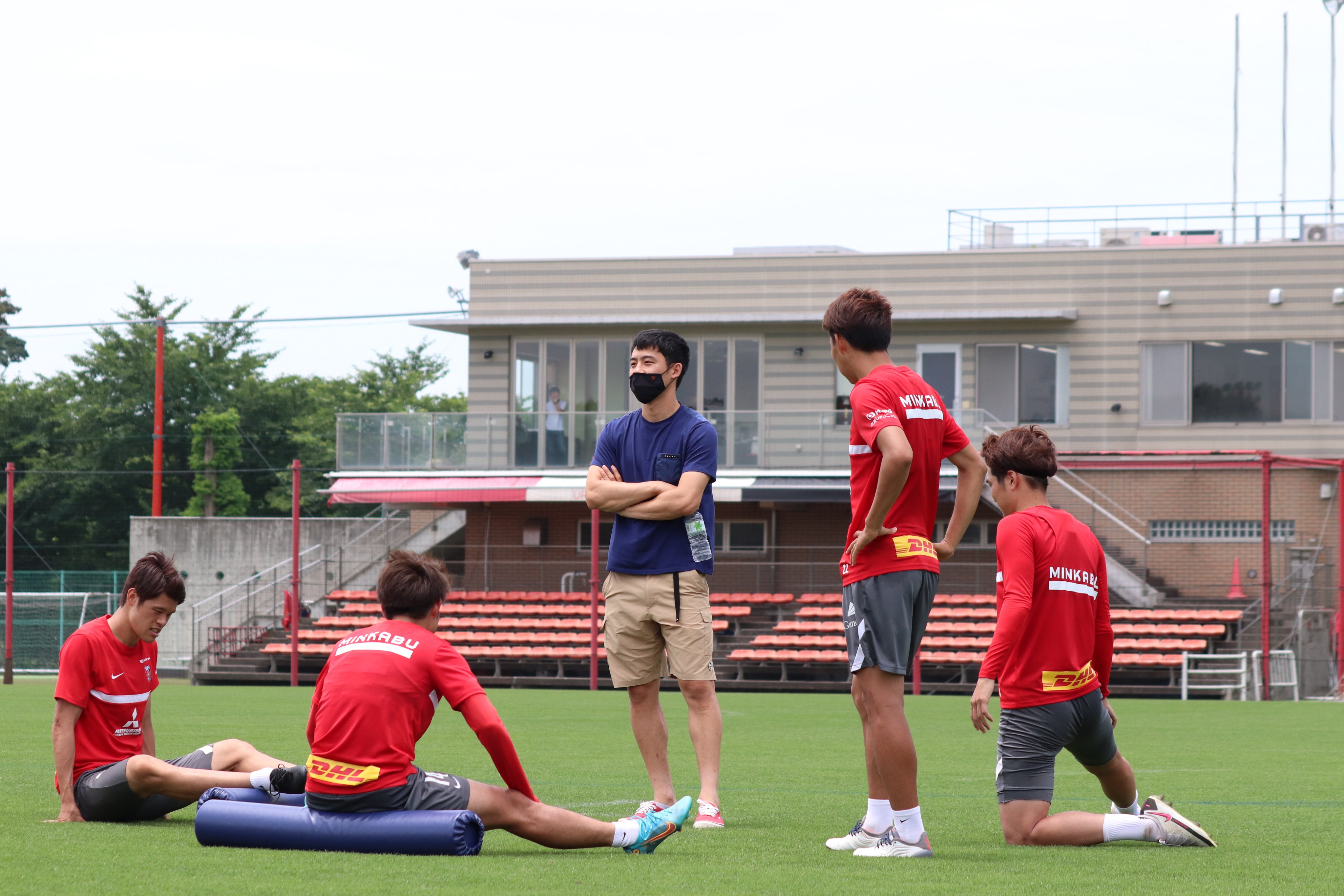 浦和レッズオフィシャル 本日 オフ期間を利用して 遠藤航 選手が大原サッカー場を訪問してくれました 日本代表 そして海外での更なる活躍を期待しています Wearereds Reds030th Urawareds 浦和レッズ ありがとう T Co
