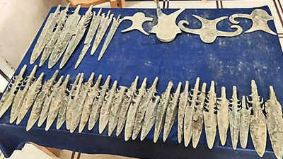AskAnshul's tweet photo. 3800-year-old copper weapons found under a field in Mainpuri's Ganeshpur village, Uttar Pradesh. https://t.co/cHMjj9Ftat