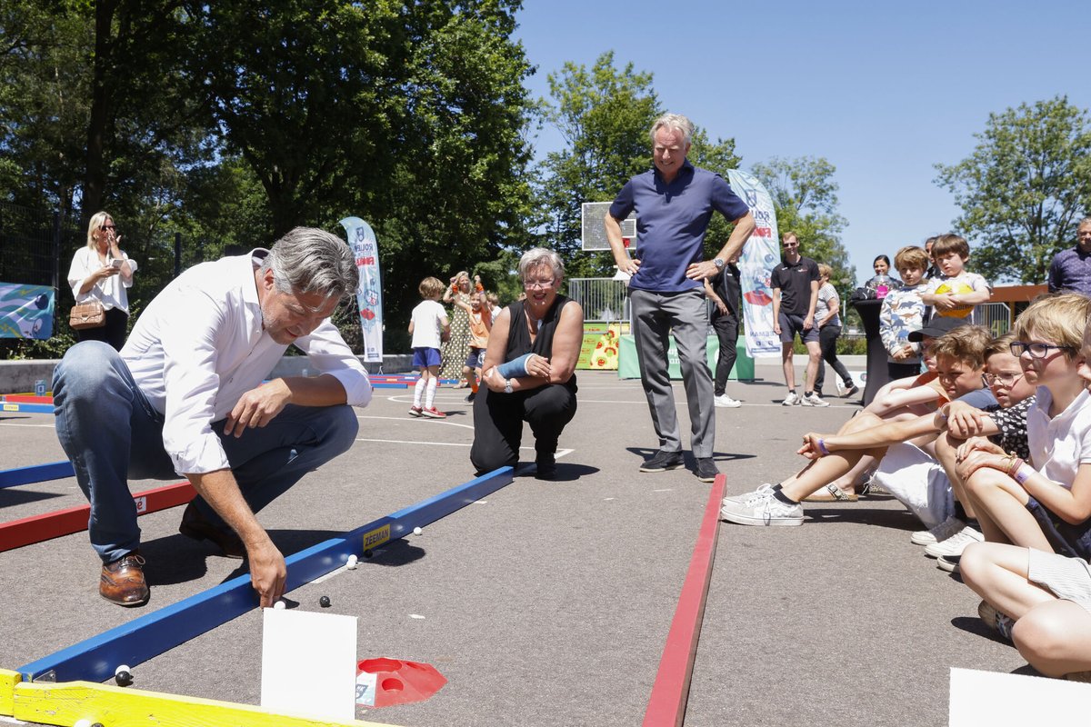De voorronde van het NK Knikkeren is gestart in de BEL! De 3 wethouders van de gemeenten openden het evenement bij het Huis van Eemnes. Lekker ouderwets op straat gingen ze een potje knikkeren. De landelijke finale is in Ouwehands Dierenpark in Rhenen op zaterdag 2 juli.