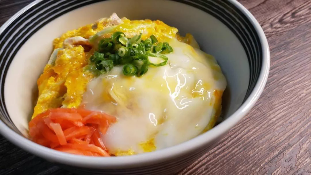 お醤油は使わない？！電子レンジで作れちゃう、お手軽で美味しそうな「親子丼」のレシピ！