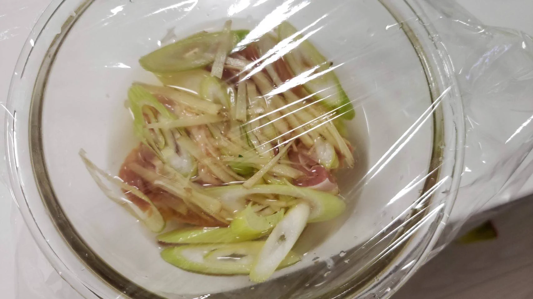 お醤油は使わない？！電子レンジで作れちゃう、お手軽で美味しそうな「親子丼」のレシピ！