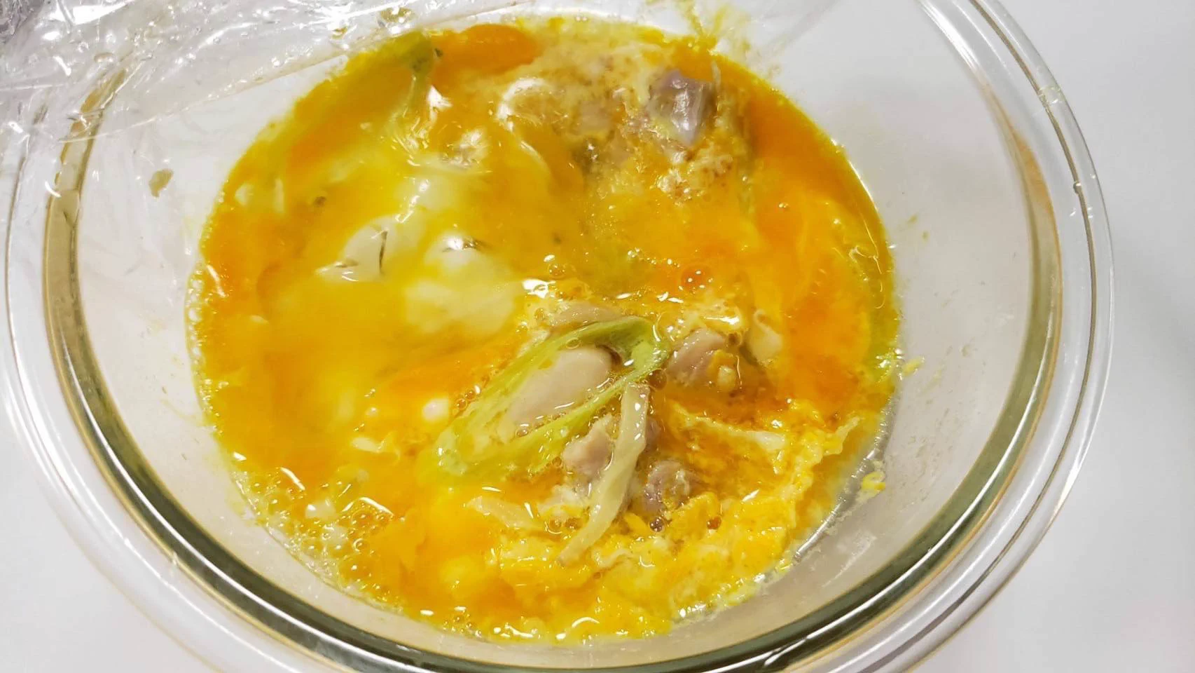 お醤油は使わない？！電子レンジで作れちゃう、お手軽で美味しそうな「親子丼」のレシピ！