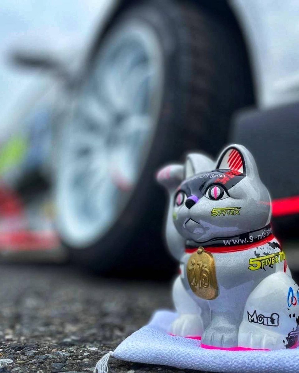 SNSで良くみかける派手な招き猫 制作しているのは加藤陶器さん ご縁が