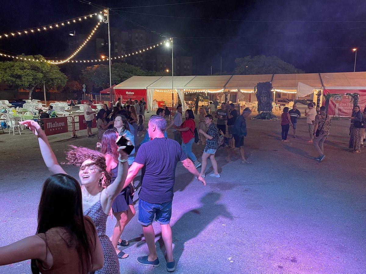 Así estamos ahora mismo en Poligono de San Blas. Las ganas de fiesta no paran