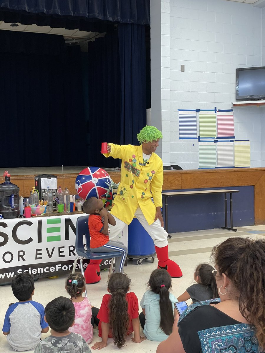 MsKThompsonCST's tweet photo. @Science4Every1 always puts on a fantastic show, sparking curiosity in science everywhere he goes! Such a great day @MimosaManatee  @FCS_PreK @iMsMorrisTeach https://t.co/CWCimaaMxQ