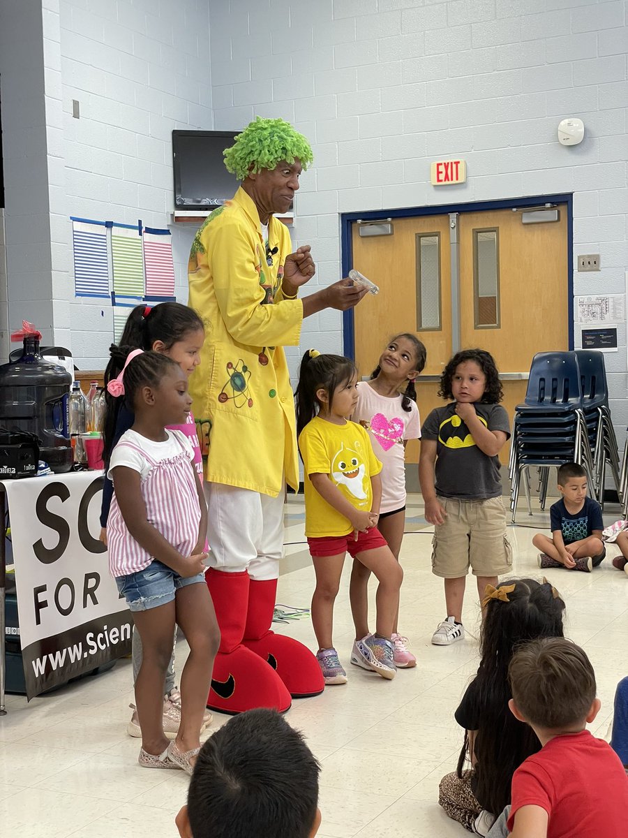 MsKThompsonCST's tweet photo. @Science4Every1 always puts on a fantastic show, sparking curiosity in science everywhere he goes! Such a great day @MimosaManatee  @FCS_PreK @iMsMorrisTeach https://t.co/CWCimaaMxQ
