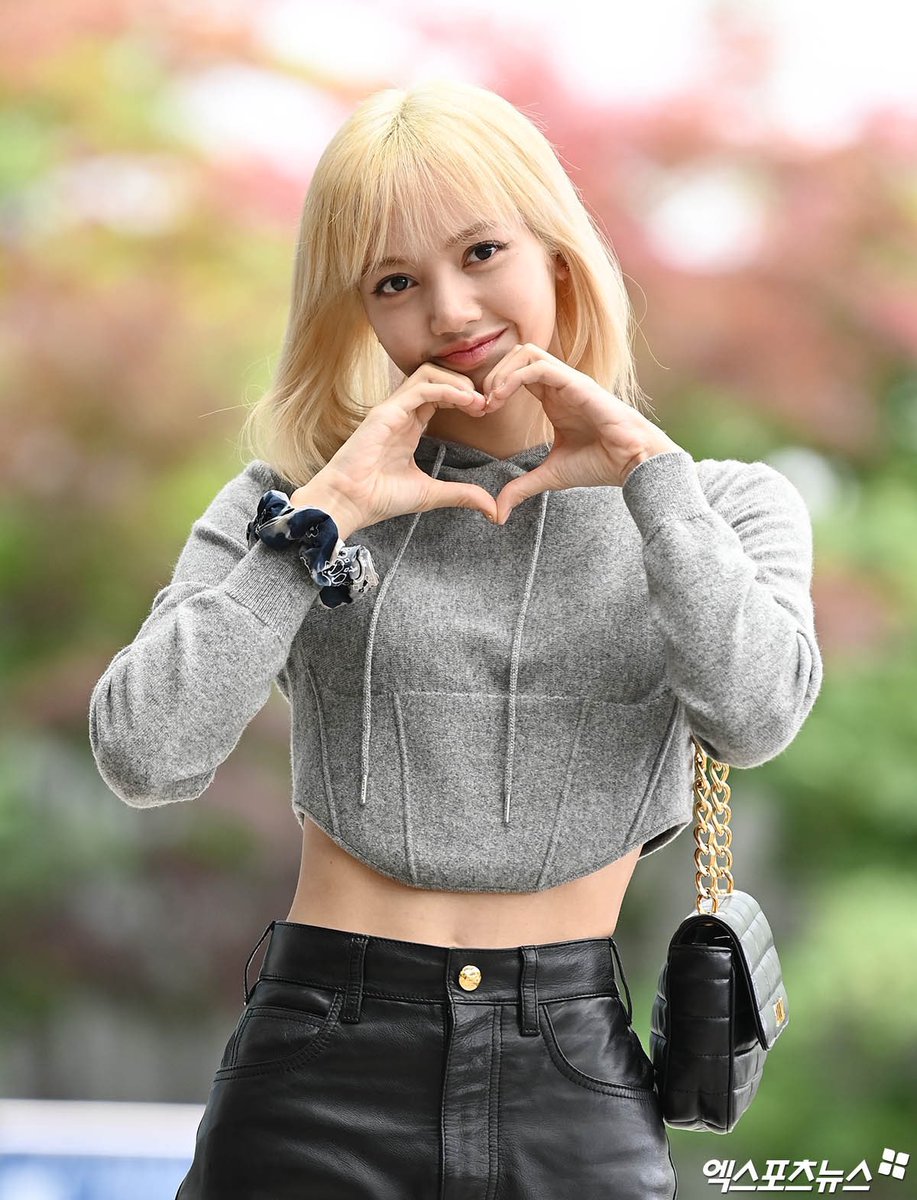 Lilies18426194's tweet photo. Quá là đáng yêu luôn🥰❤️

SAFE FLIGHT LALISA
#LisaAimeParis https://t.co/JE8rvTkgbN