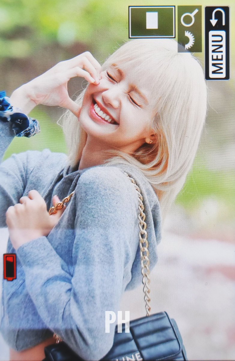 thuyhang4108's tweet photo. Nhất định phải luôn giữ nụ cười xinh đẹp này nhé, Lisa💛

SAFE FLIGHT LALISA 
#LisaAimeParis https://t.co/bUF8WvrTT7