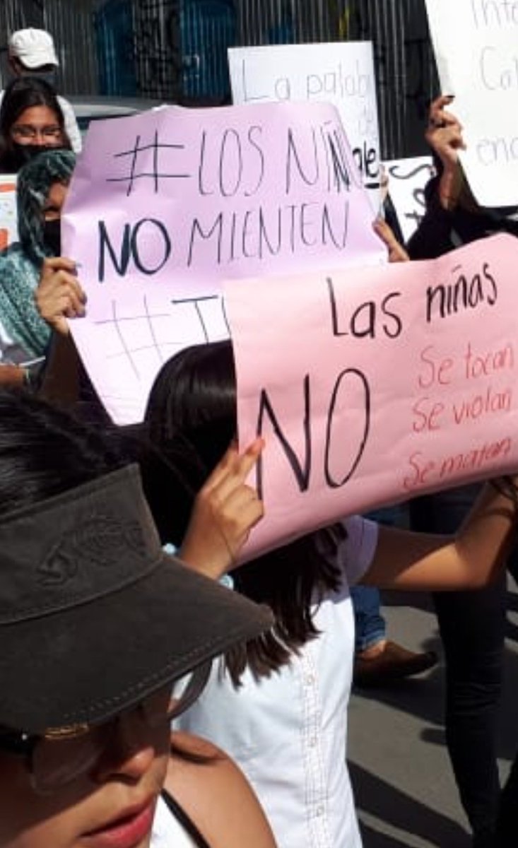 Esta tarde el Colectivo Feminista "Aquelarre", realizó una marcha por segunda ocasión para exigir justicia para la niña de 4 años que presuntamente fue atacada sexualmente en el International College de #CdVictoria #Tamaulipas 
Acusan a la <a href="/FGJ_Tam/">Fiscalía General de Justicia de Tamaulipas</a> de proteger al violador.