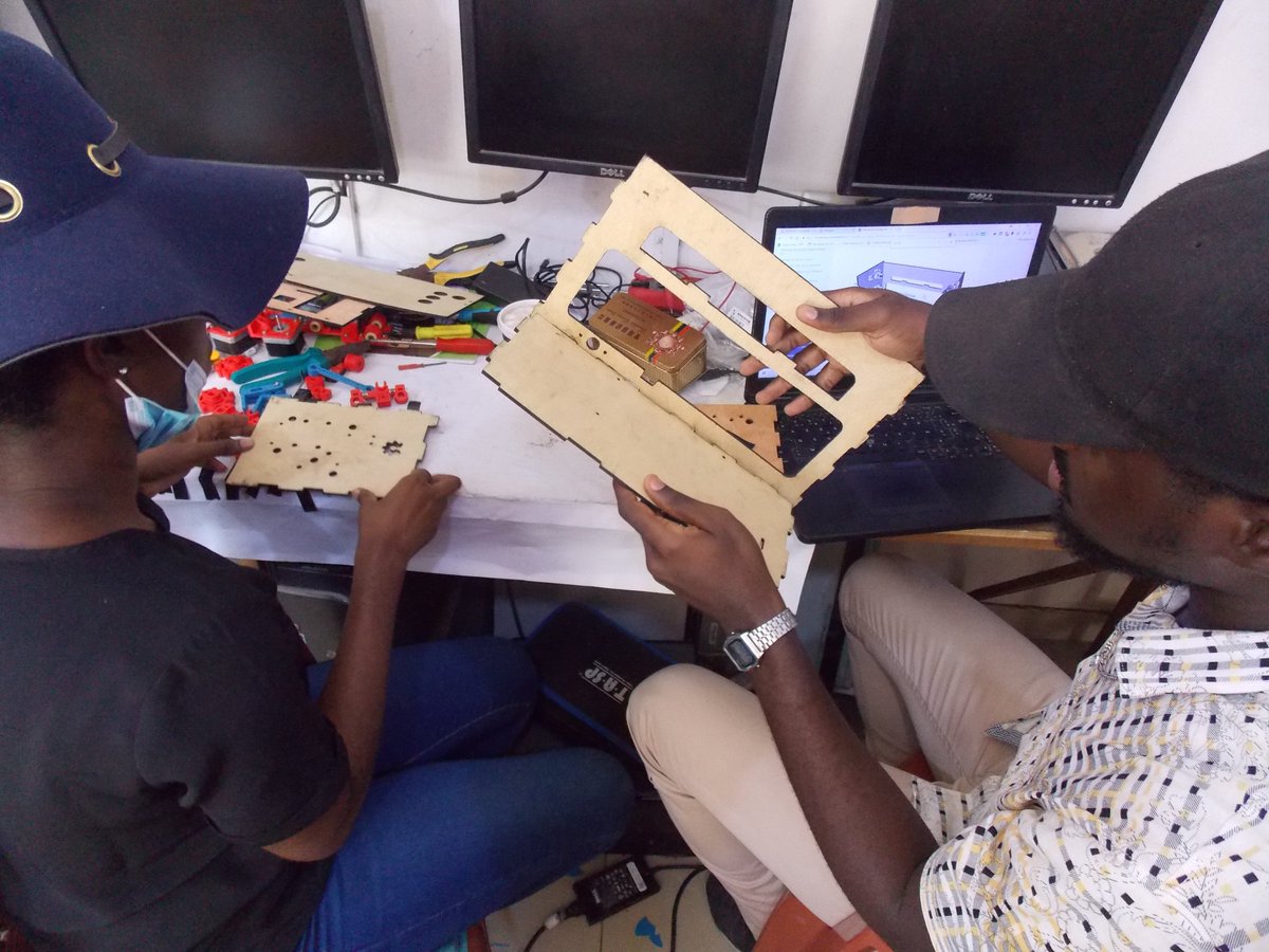 senfablab's tweet photo. @braillerapsp. L'assemblage se poursuit avec la participation de nos stagiaires, nous avons terminé l'impression des pièces manquantes et la découpe du support. La partie mécanique est presque terminée, ce samedi nous allons démarrer la partie électrique @HumanlabA #kebetu #Dakar https://t.co/RRPQGoRCbK