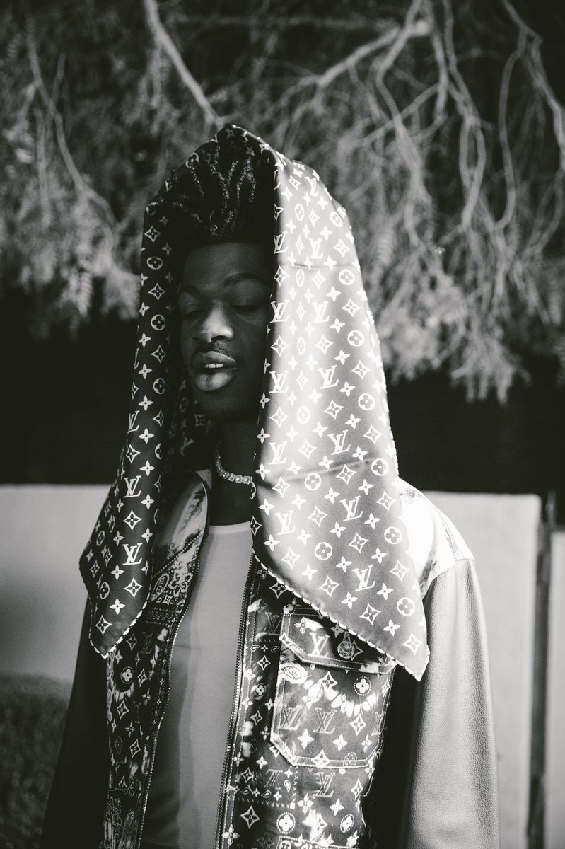 LilNasX's tweet photo. LATE TO DA PARTY OUT IN AN HOUR 
🏳️‍🌈 🔫😕 https://t.co/n7GTPfGYvF