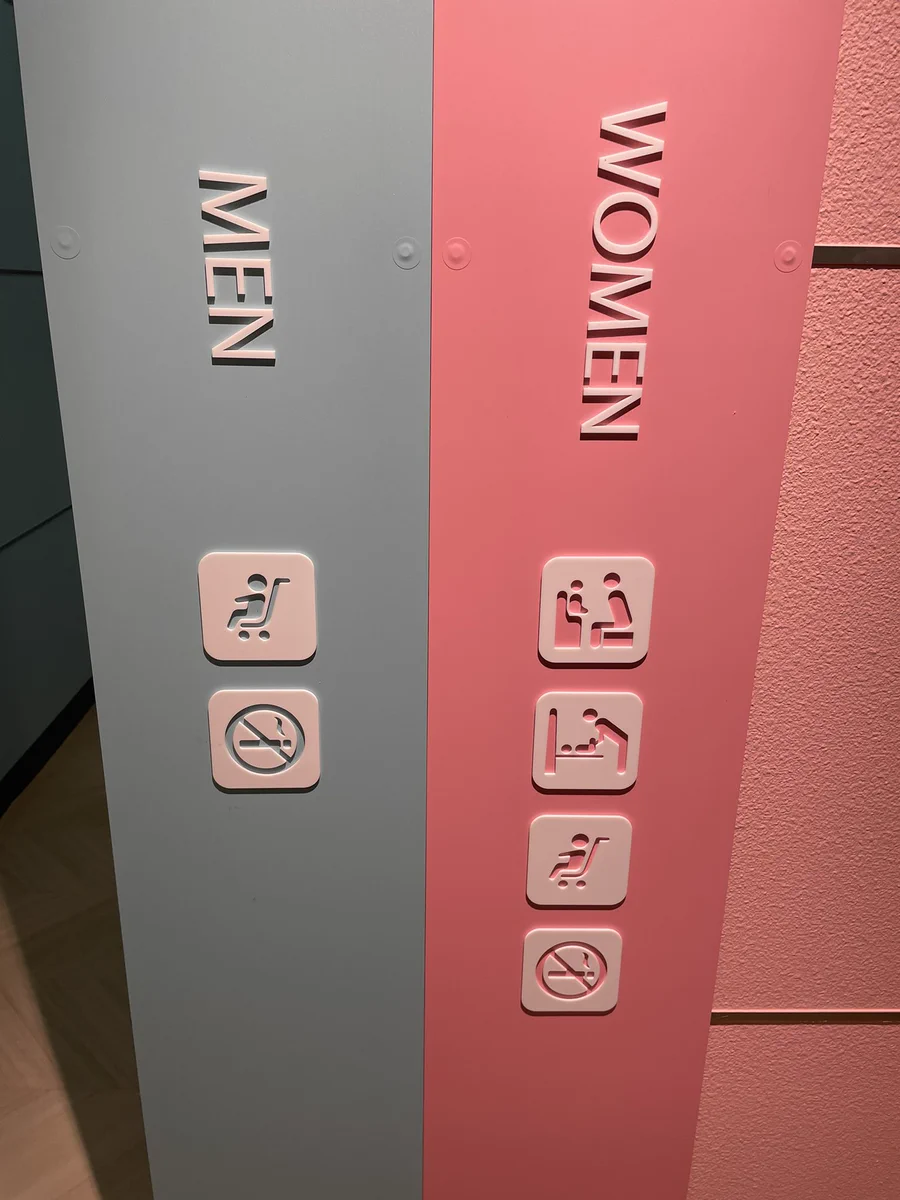 男性トイレにもお願いします！まだまだ少ないオムツ交換台。