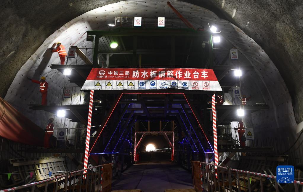 PDChinese's tweet photo. 【西延高鐵全線首座隧道貫通】23日，位於陝西省銅川市宜君縣的西延高鐵任家台隧道順利貫通，這是西延高鐵全線首座貫通的隧道。西延高鐵連接陝西省內的西安市和延安市，是中國國家高速鐵路網包（銀）海高速鐵路通道的重要組成部分，投運��西安至延安的運行時間將從目前的2個半小時縮短至1小時左右。 https://t.co/K4NChRSJu7