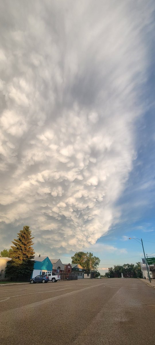 Kassi_Lee's tweet photo. Another image from main street ogema of the mammatus clouds.
#skstorm https://t.co/0mjiGmEMKc