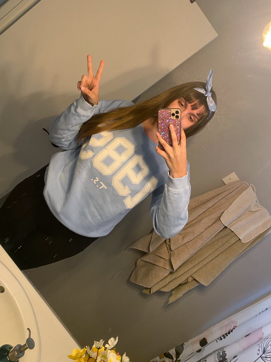 tallesttiptoes's tweet photo. I got my #OldTaylor merch today but I’m ready to dive into #Carolina tonight ✨💙 @taylornation13 @taylorswift13 https://t.co/pgL3EMz7aG