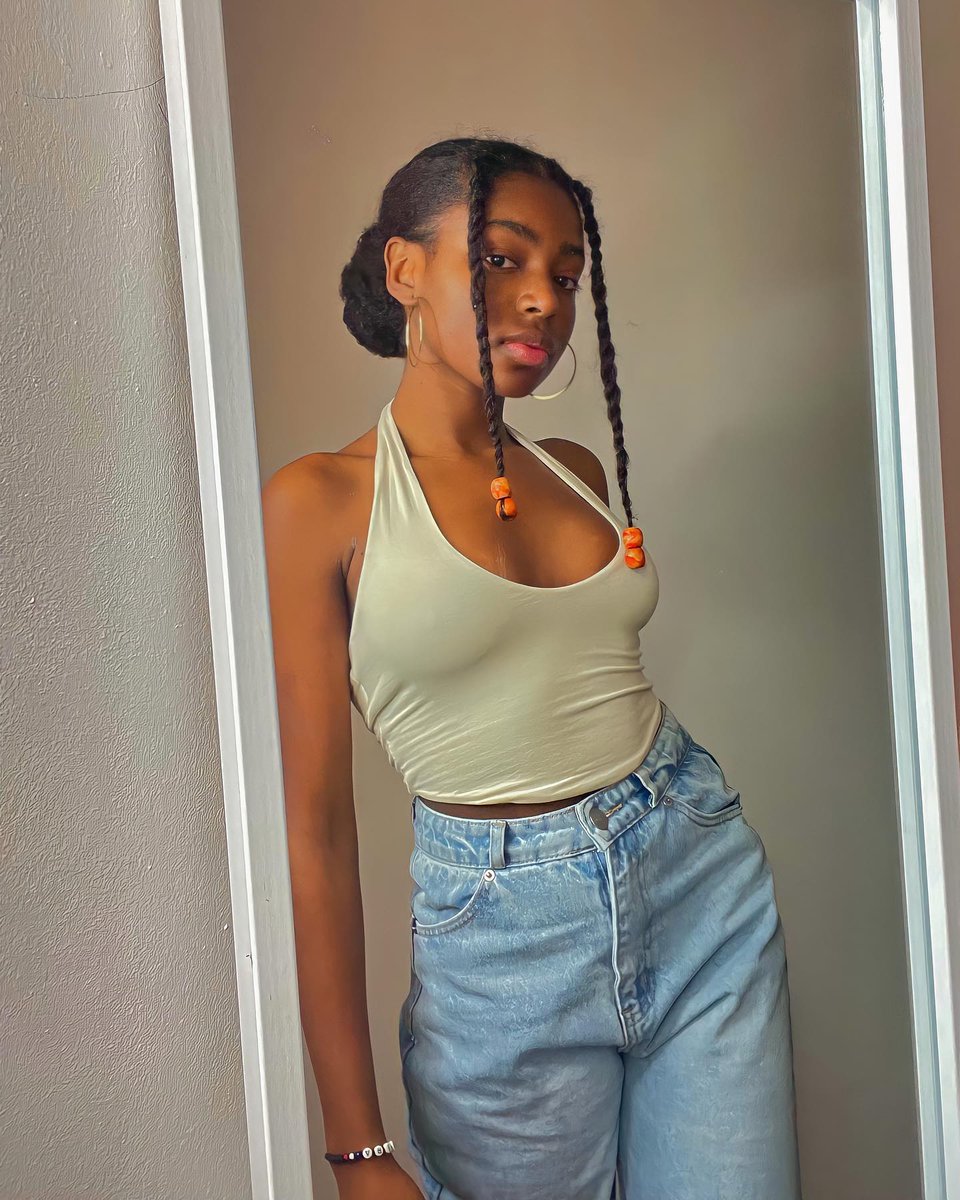 Lovah_doll0's tweet image. Les filles heureuses sont les plus jolies😍🥀🌹.
Follow me😍
I'll follow back asap👍