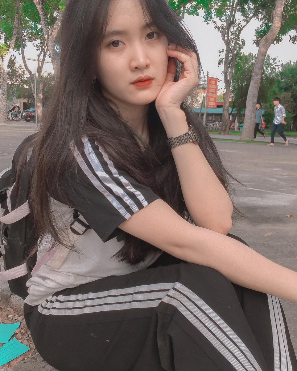 DiepLe2k's tweet photo. Hy vọng lên đại học sẽ không bị cám dỗ 😪 https://t.co/QipFRftQ9J