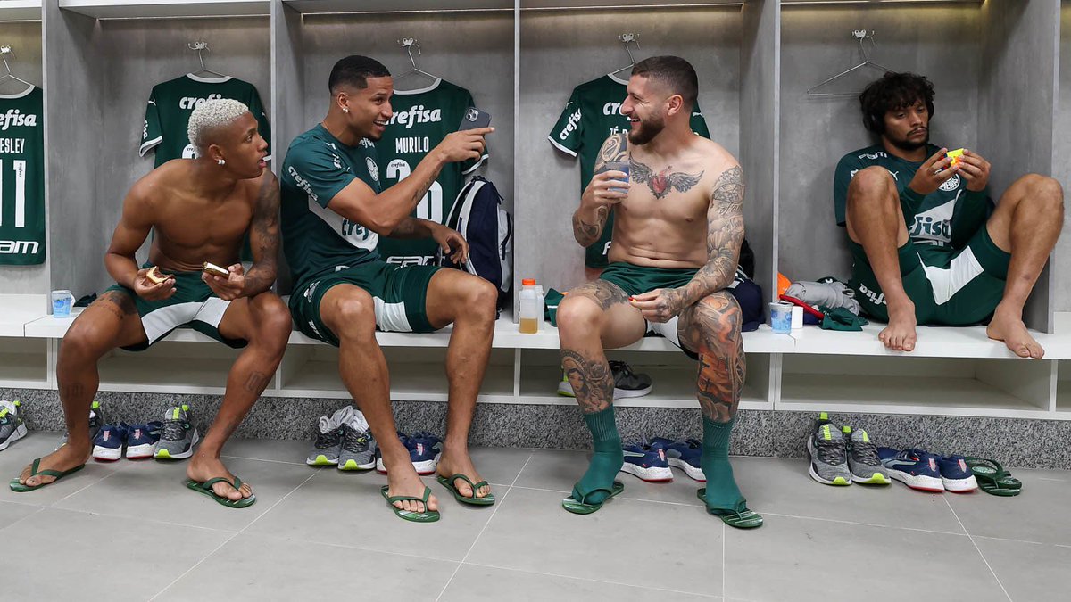 pedrpsep's tweet photo. futebol não é para nerd.
#ForaScarpa https://t.co/KTGAwUgp3z