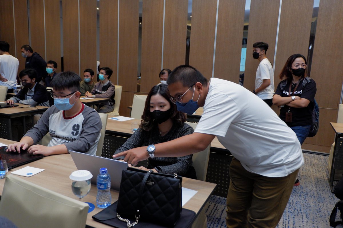 GoogleCloud_ID's tweet photo. Mungkin #GoogleCloudkeSurabaya sudah selesai, tapi ini bukan akhir dari perjalanan kita bersama, Surabaya! Terima kasih kepada #GoogleCloudPartners, @EIKONTechnology, @MII_Metrodata, @DatalabsId, @Devoteam, @indosatbusiness, dan lainnya atas kemitraan yang mendalam 🤝 https://t.co/UIeroq1gEr